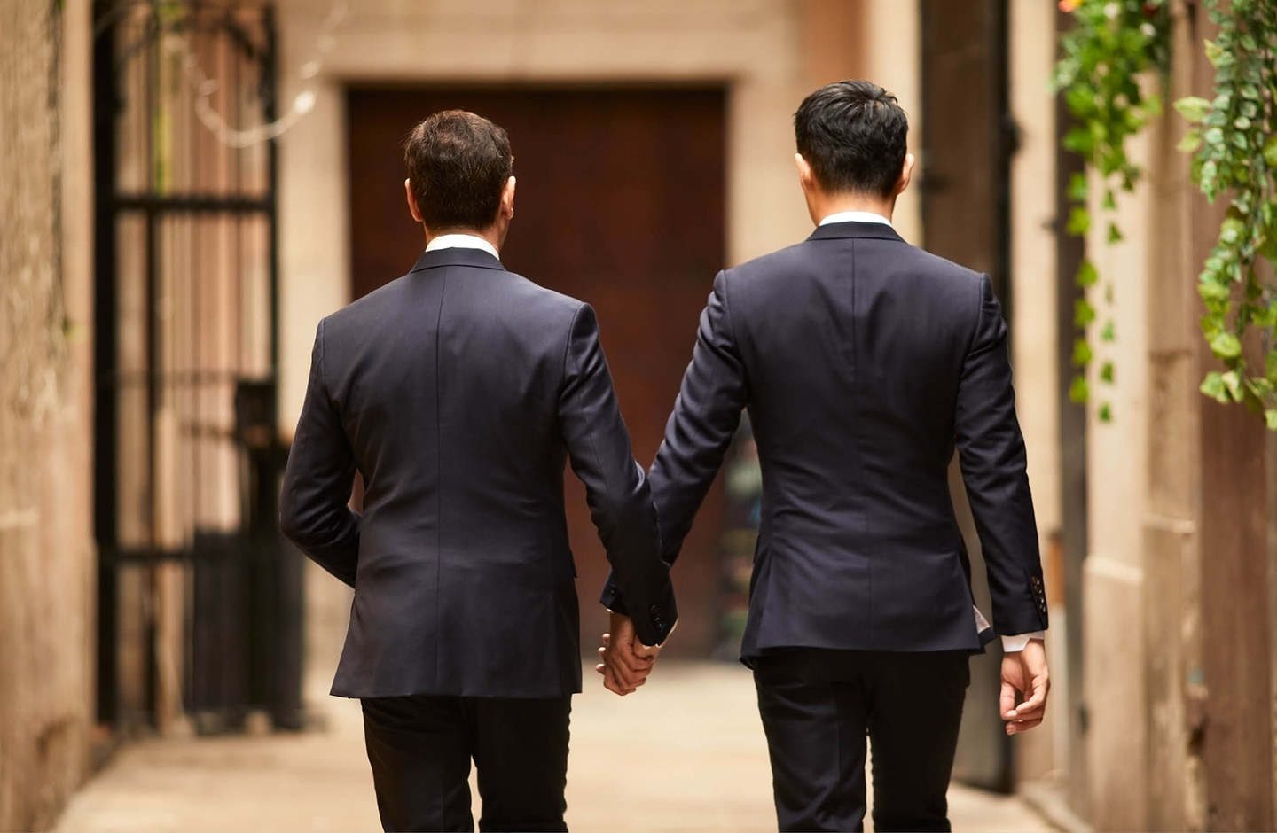 Ehemann und Ehemann betreten Hand in Hand den Raum um ihr Glück zu besiegeln.