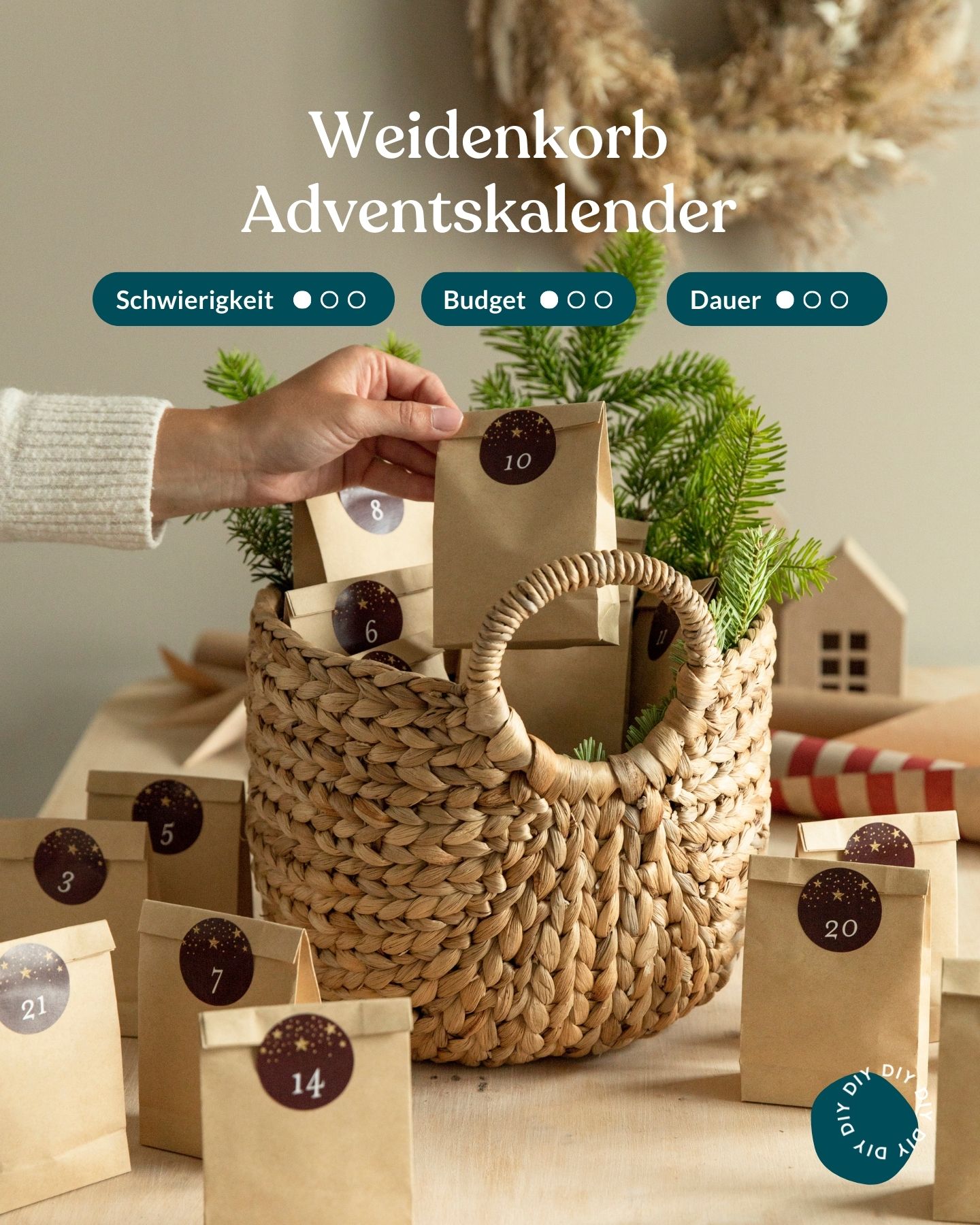 Weidenkorb gefüllt mit kleinen Tüten und Tannenzweigen ist ein selbst gemachter Adventskalender.