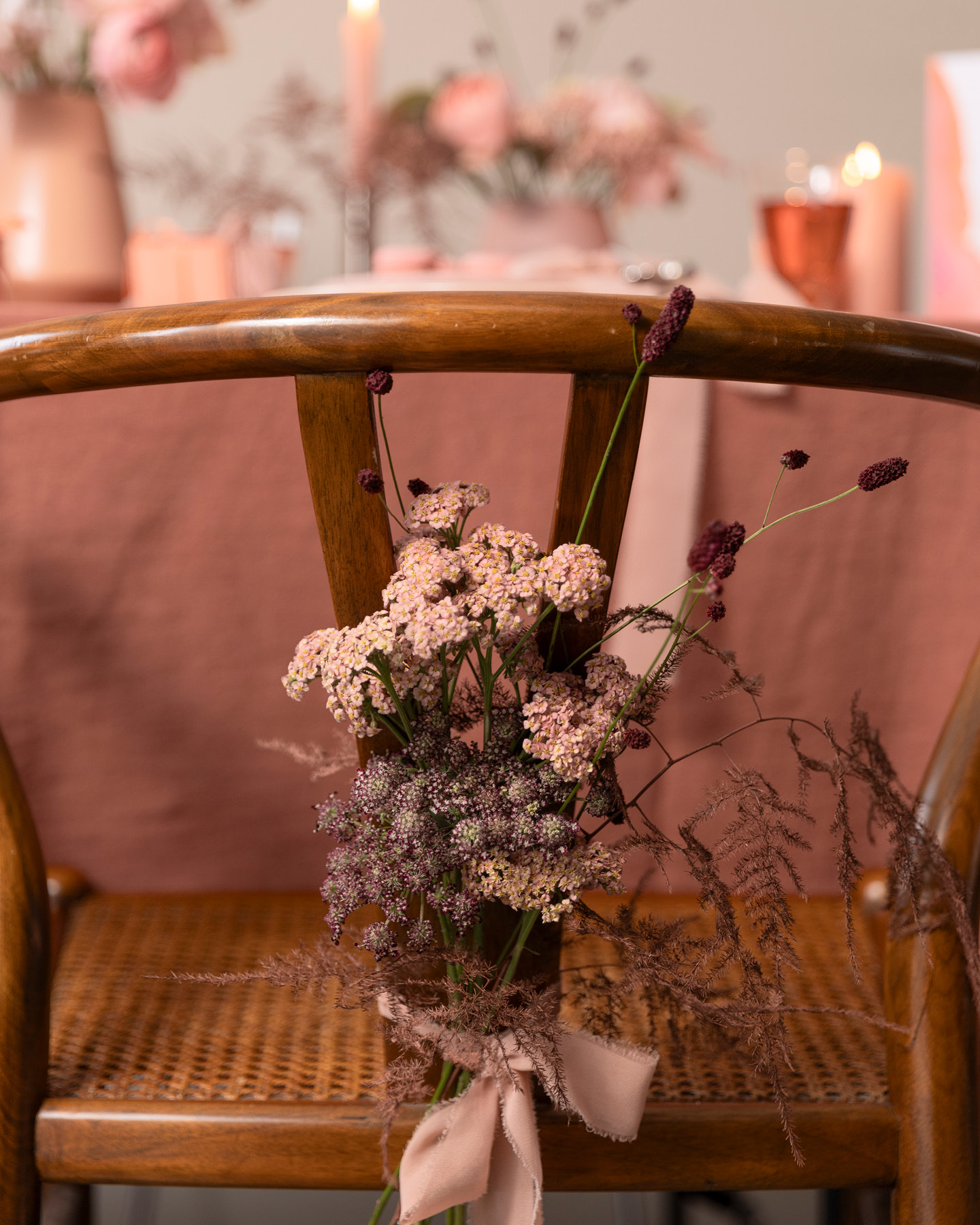 Stuhllehne dekoriert mit Schleife und Blumen