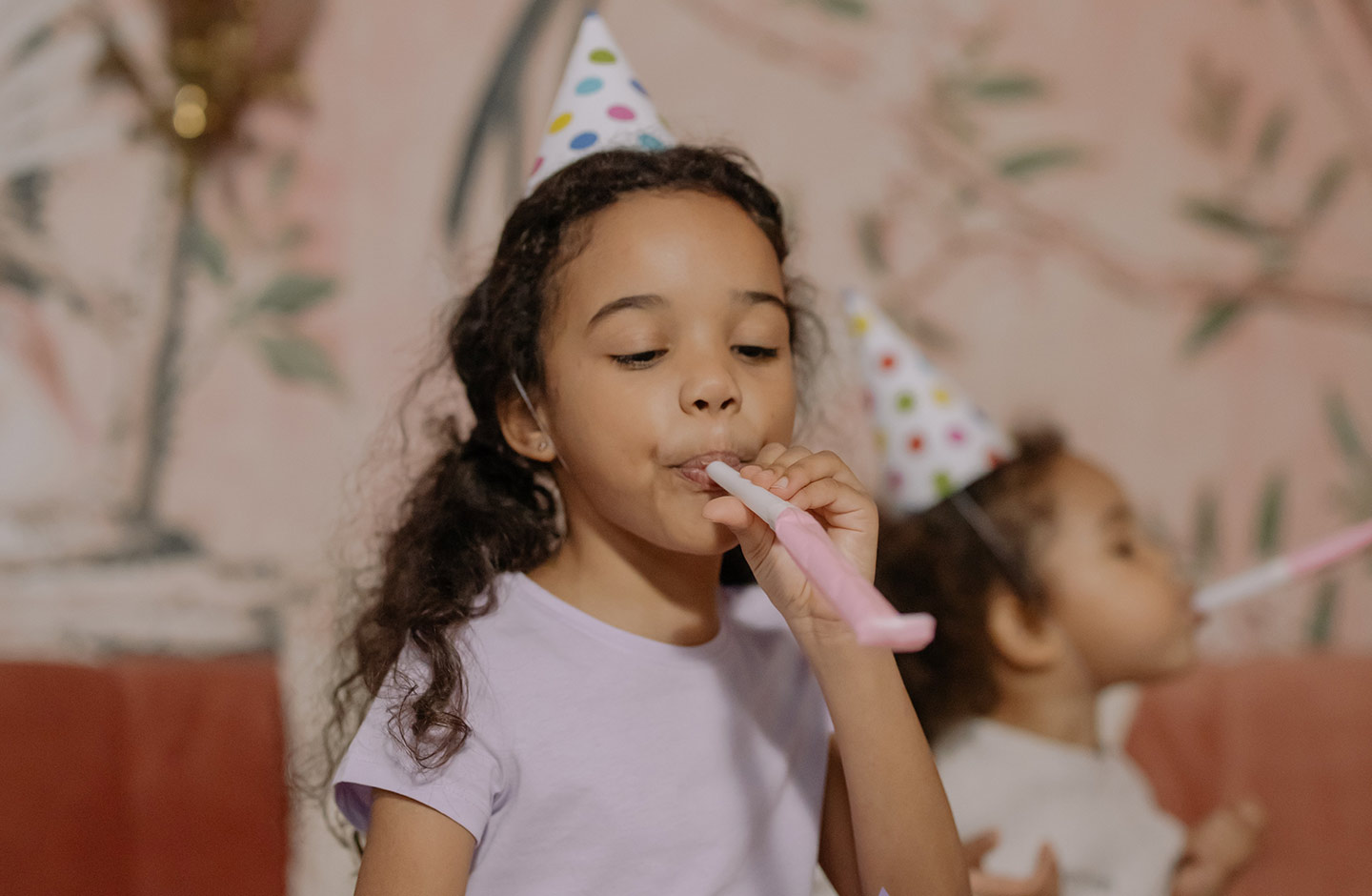 Mädchen hat Spaß an Geburtstag
