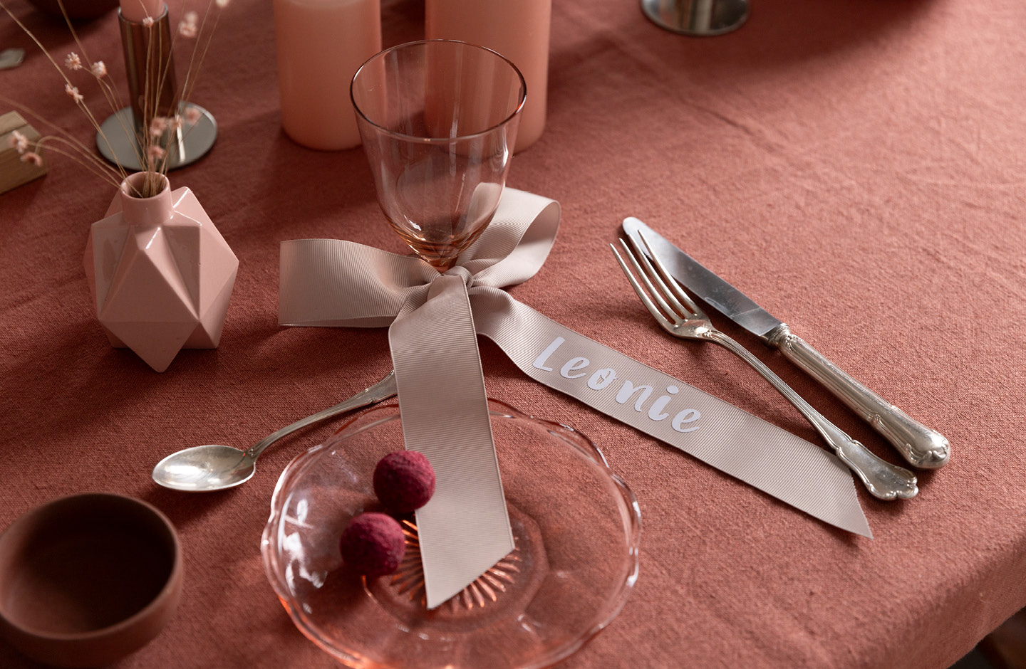 Weinglas mit Namensschleife auf Hochzeitstafel