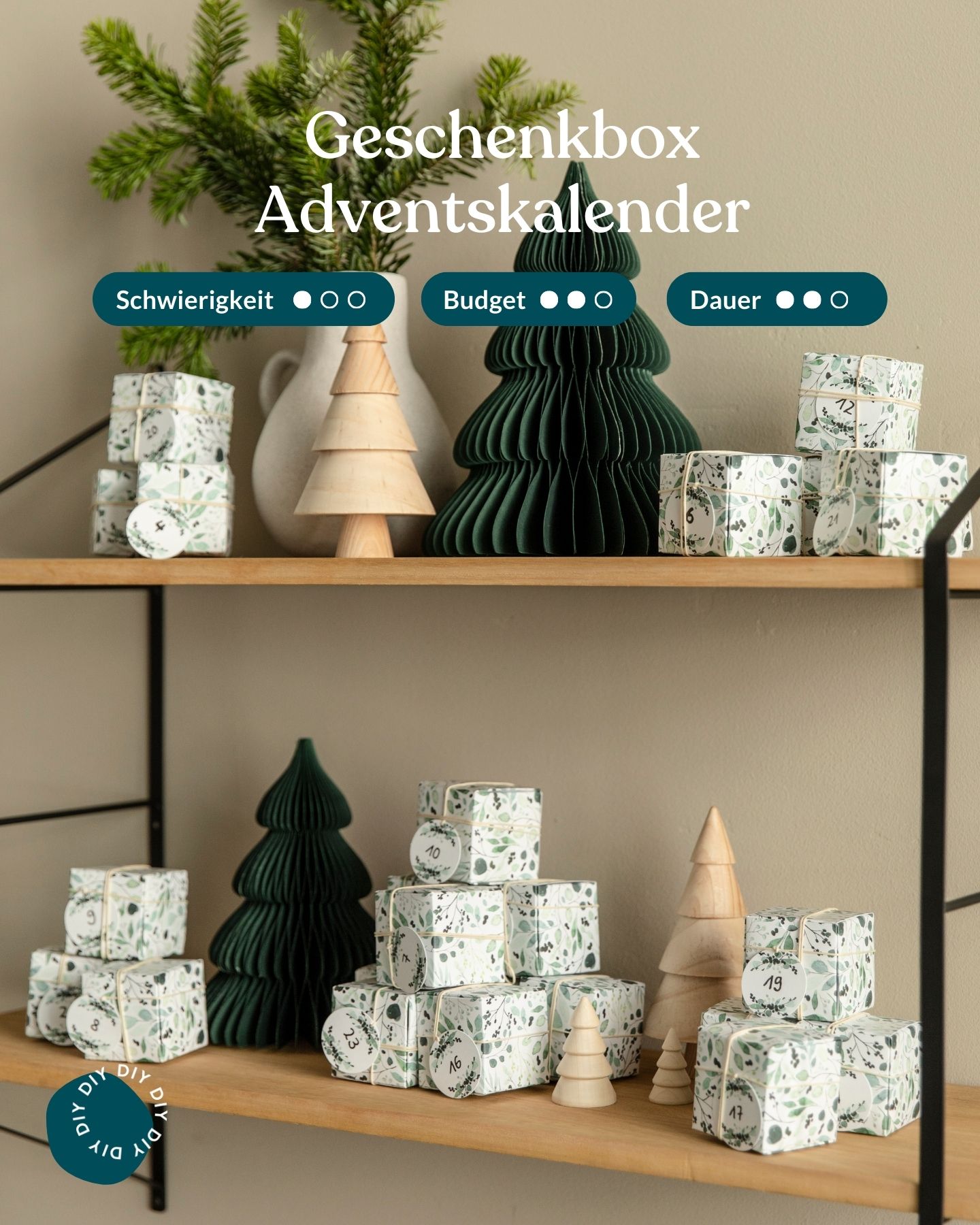 Auf einem Regal steht ein Adventskalender aus Papierboxen mit Greenery Illustrtionen.