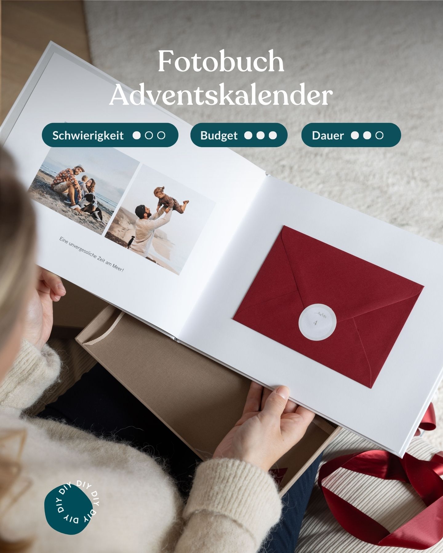 Aufgeschlagenes Fotobuch als Adventskalender, mit Überraschungsumschlag auf der rechten Seite