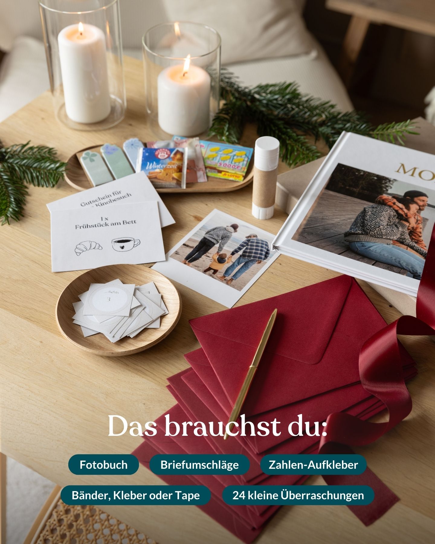 Materialien für einen Fotobuch-Adventskalender auf einem Tisch