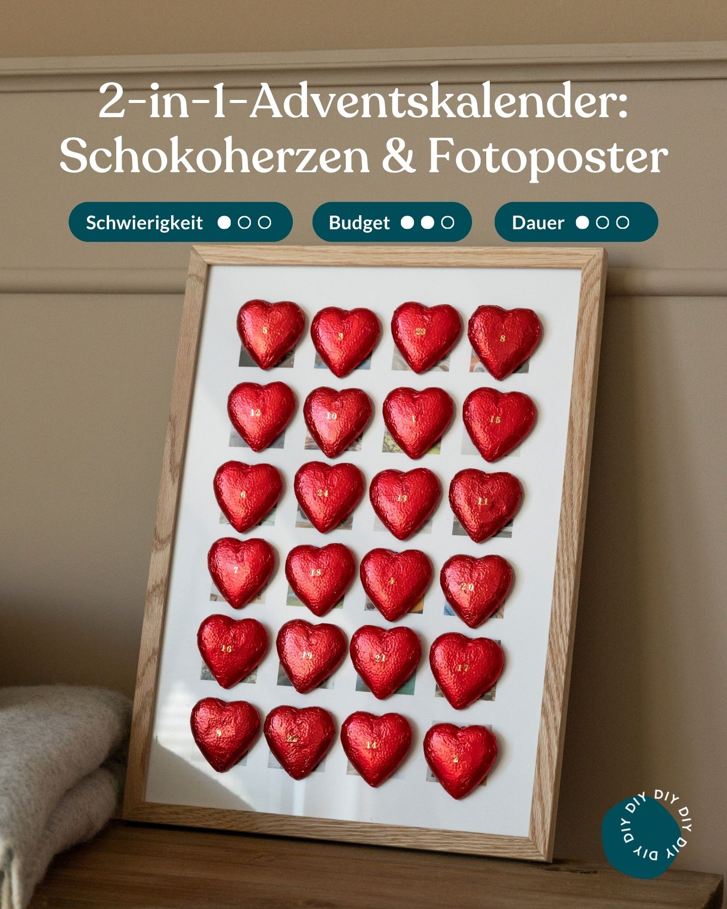 Selbst gebastelter Adventskalender mit Schokoherzen lehnt an Wand.