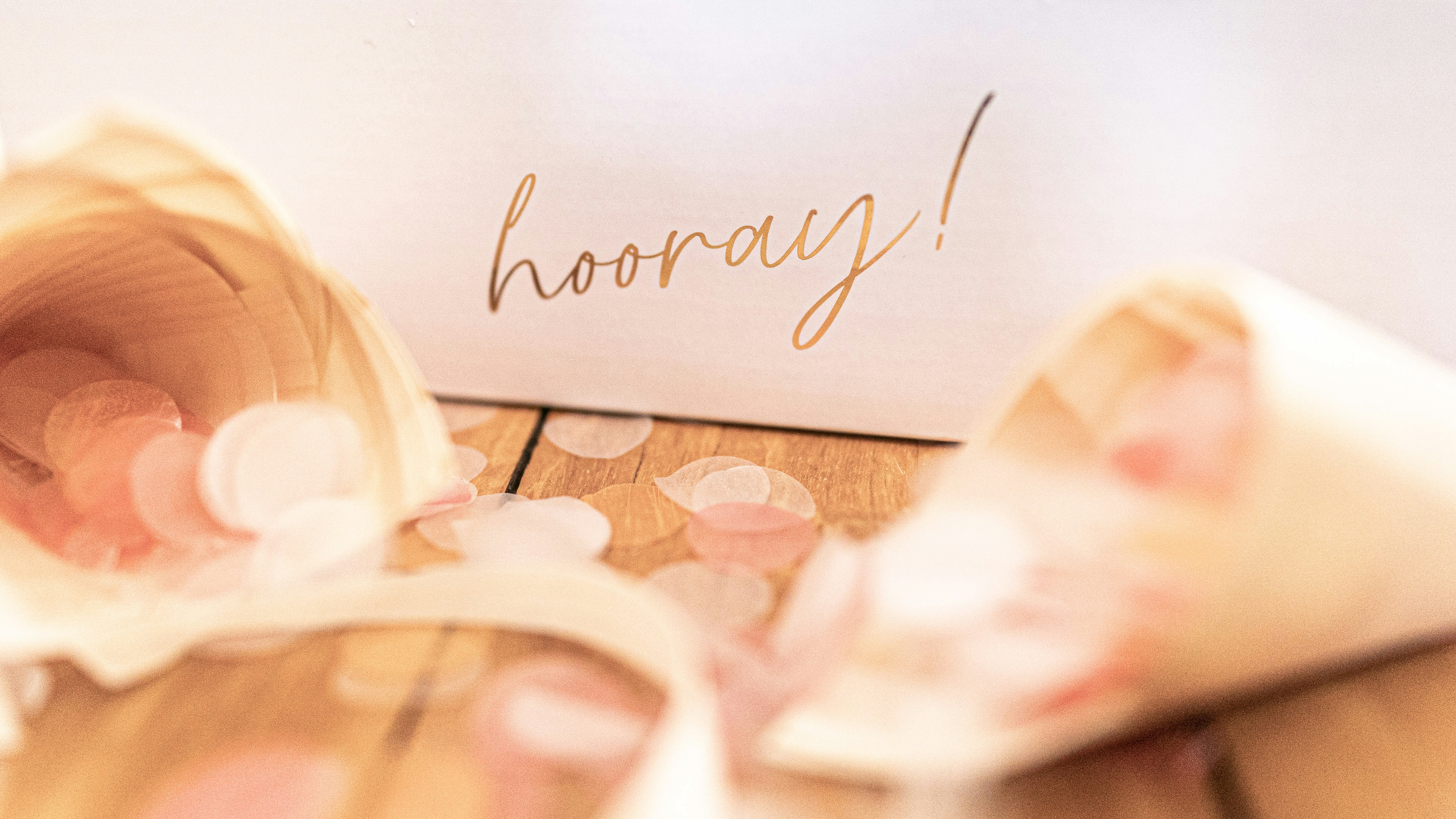 Hochzeitseinladung in der Nahaufnahme mit Konfetti
