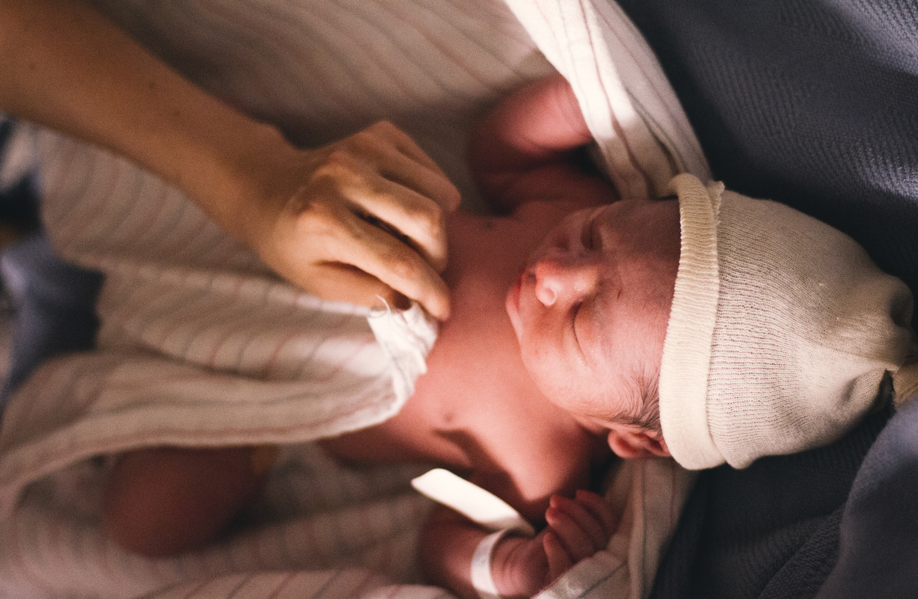 Baby nach der Geburt in Decken gehüllt