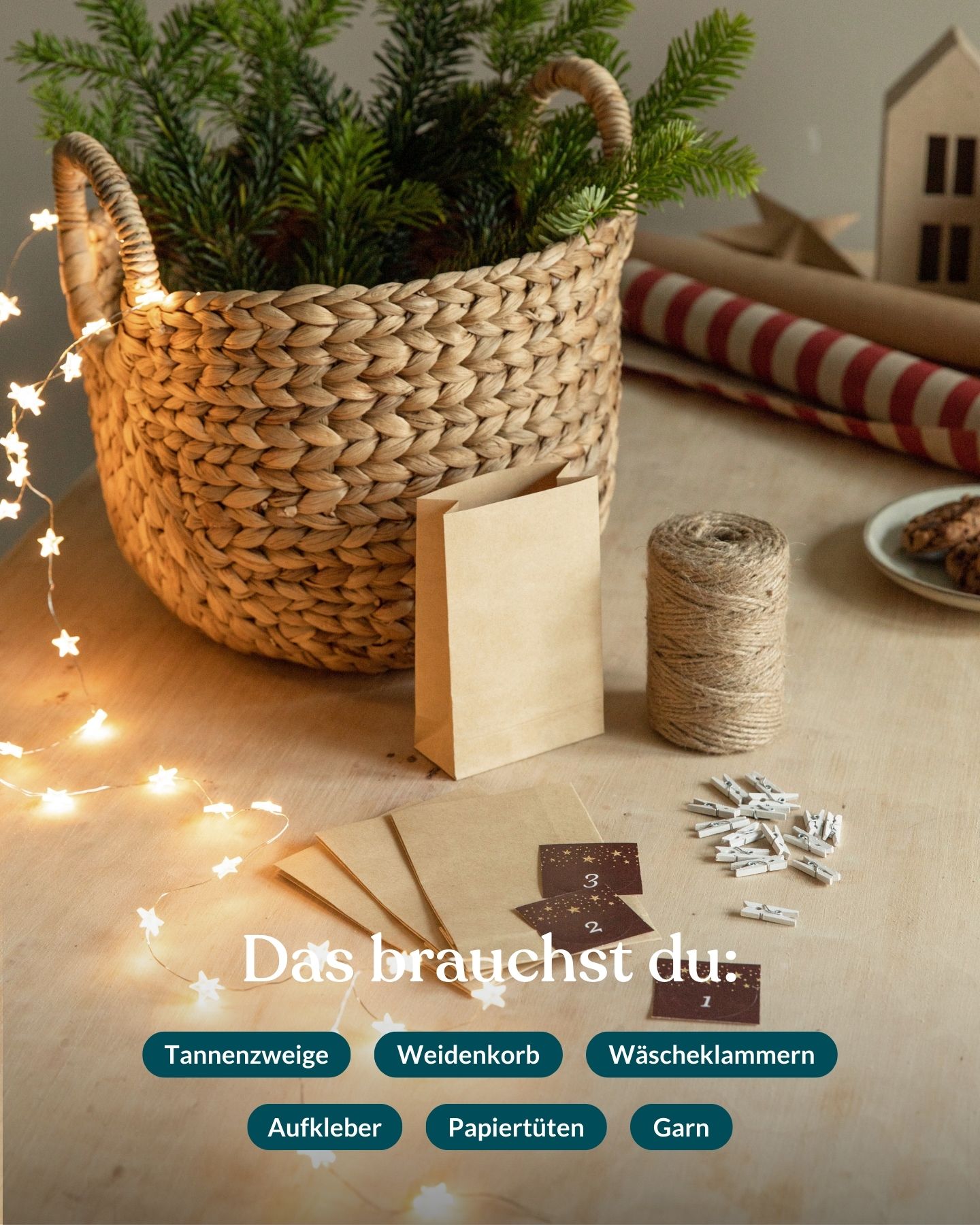 Materialien für einen Adventskalender mit Papiertüten stehen auf einem Tisch.