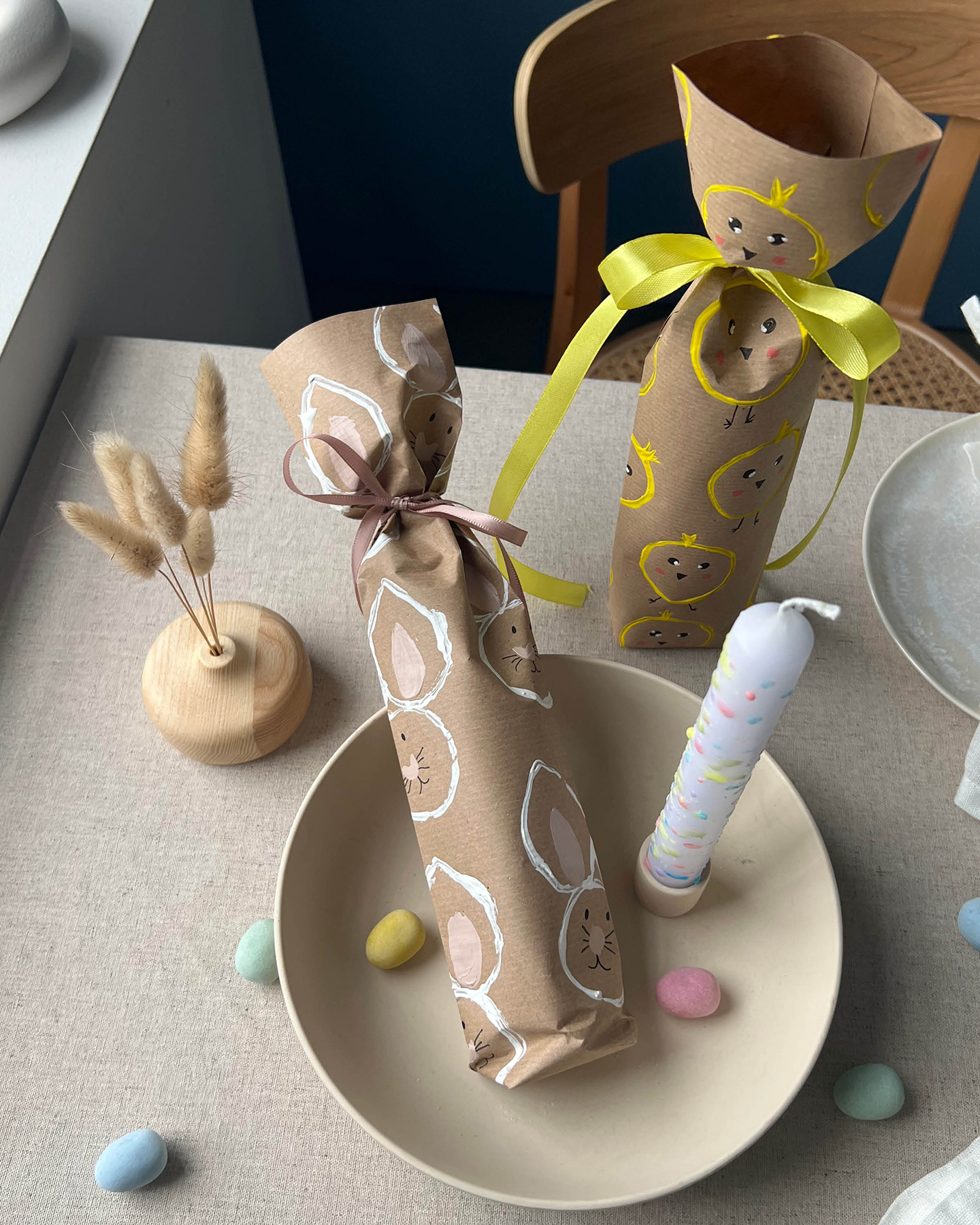 Bestempelte Geschenktüten mit Osterhasen und Küken.
