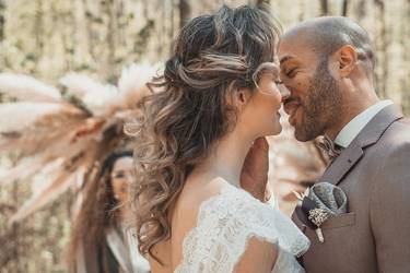 Verliebtes Paar bei seiner multikulturellen Hochzeit