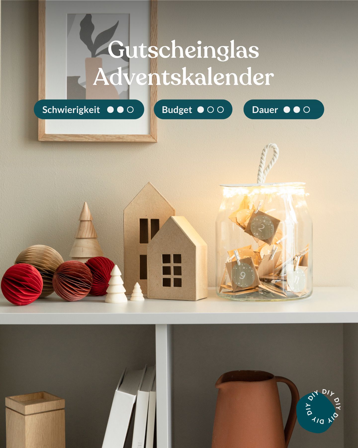 Zwei kleine Kinder öffnen aufgeregt das erste Paket des Adventskalender.