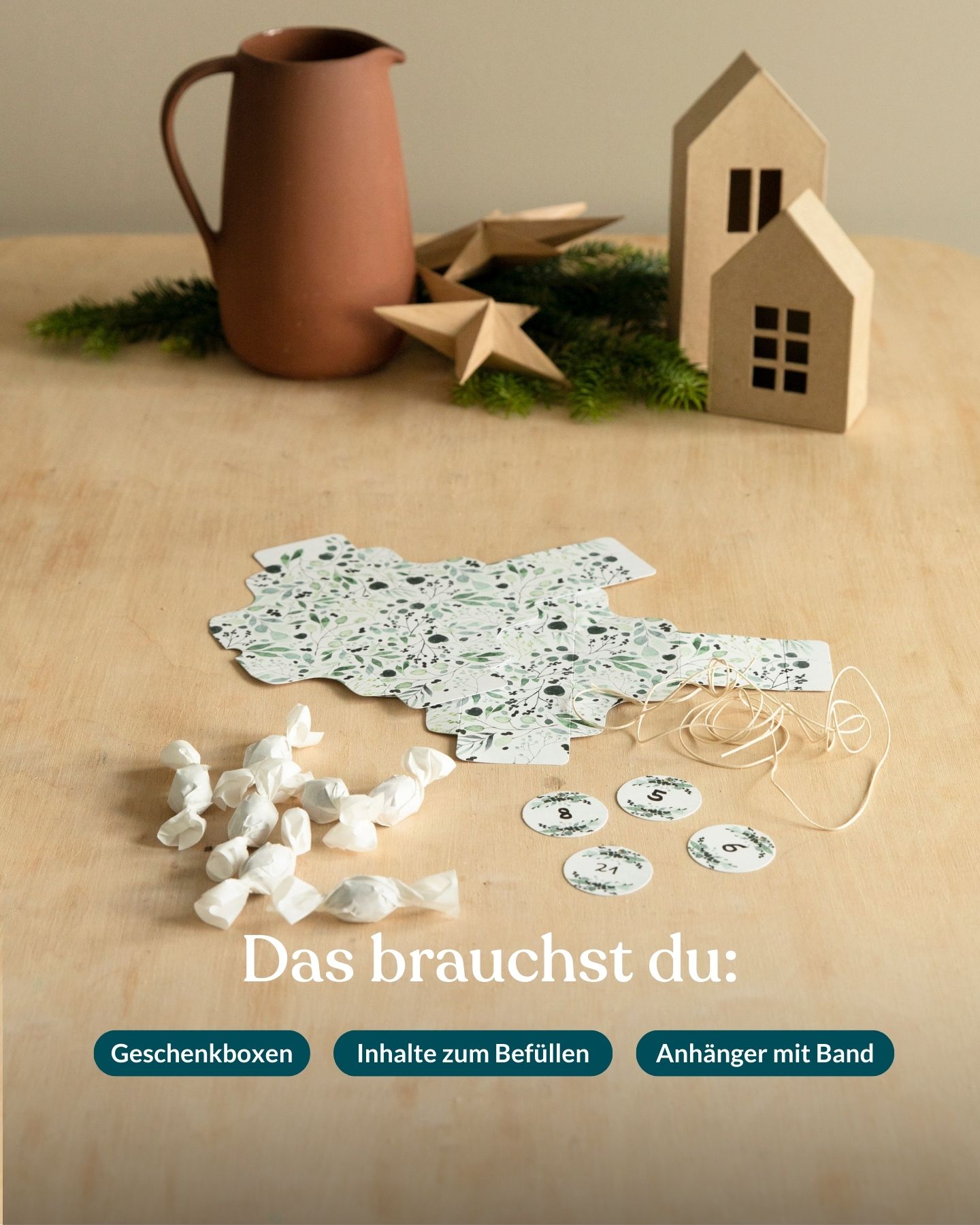Materialien für einen DIY Adventskalender liegen auf einem Holztisch.