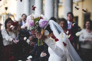 Hochzeitseinladung auf schroffem Papier mit zwei Eheringen