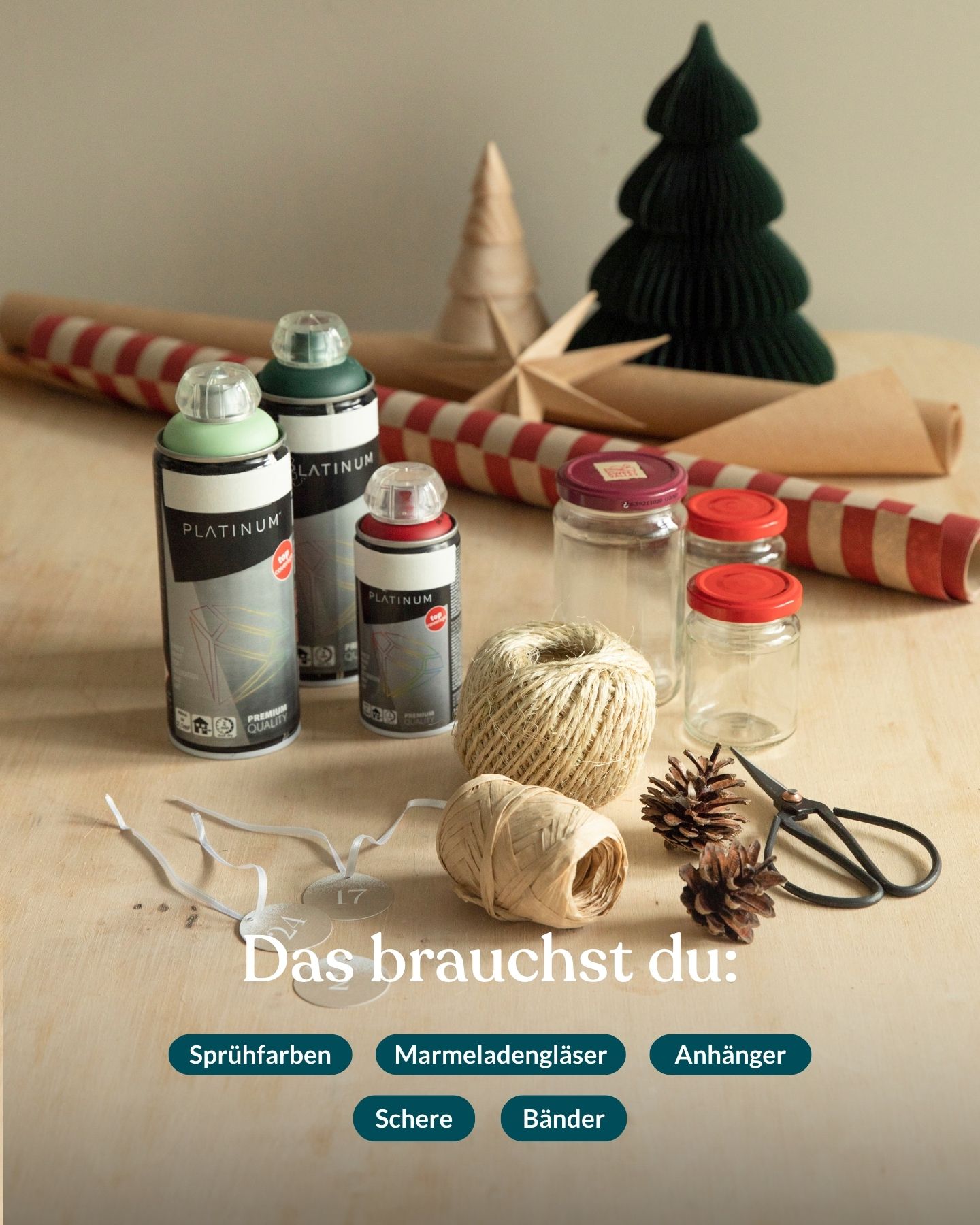 Materialien für einen Advenstkalender aus alten Marmeladen-Gläsern stehen auf einem Holztisch.