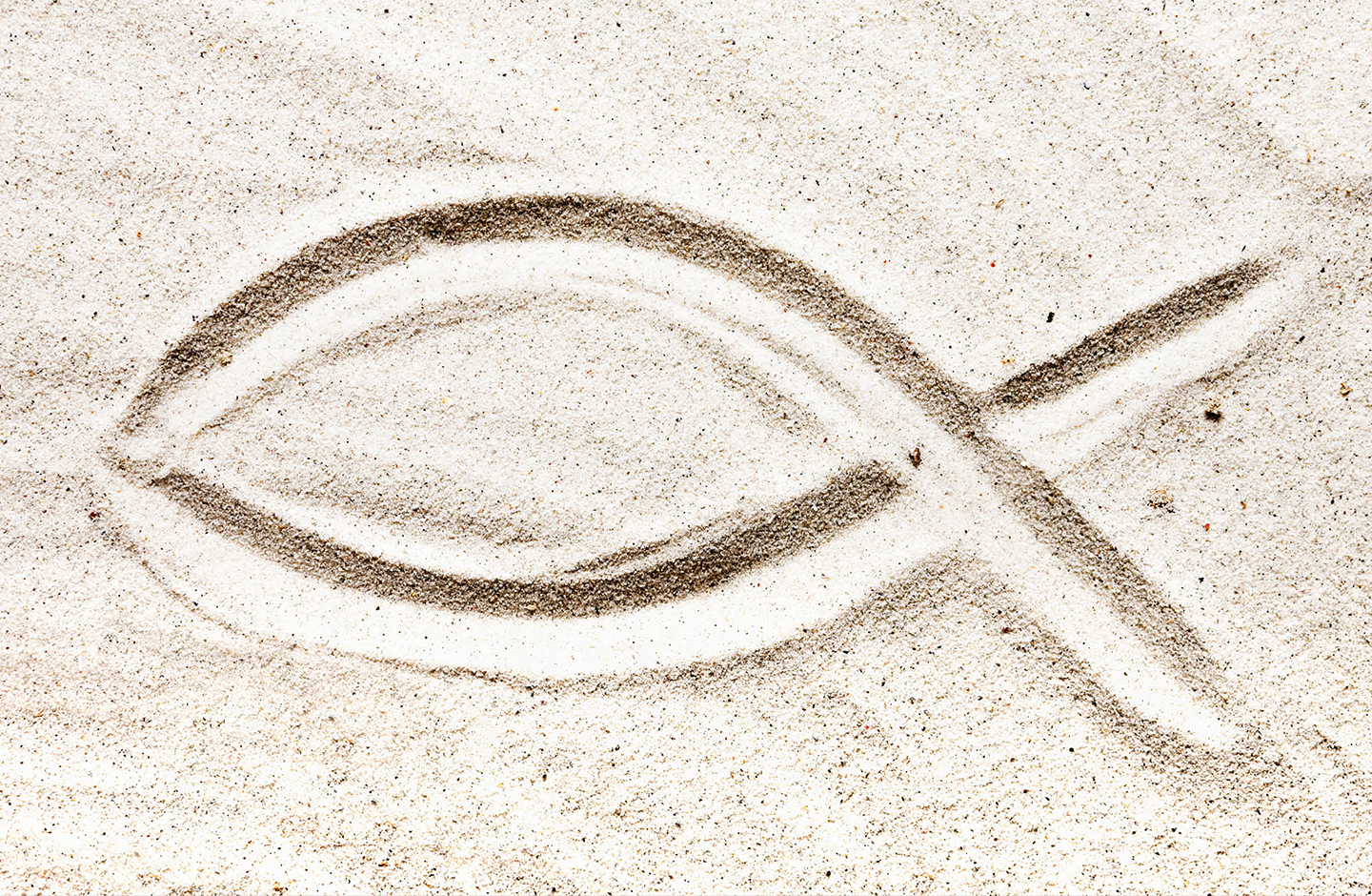 In den Sand gemaltes Fischsymbol