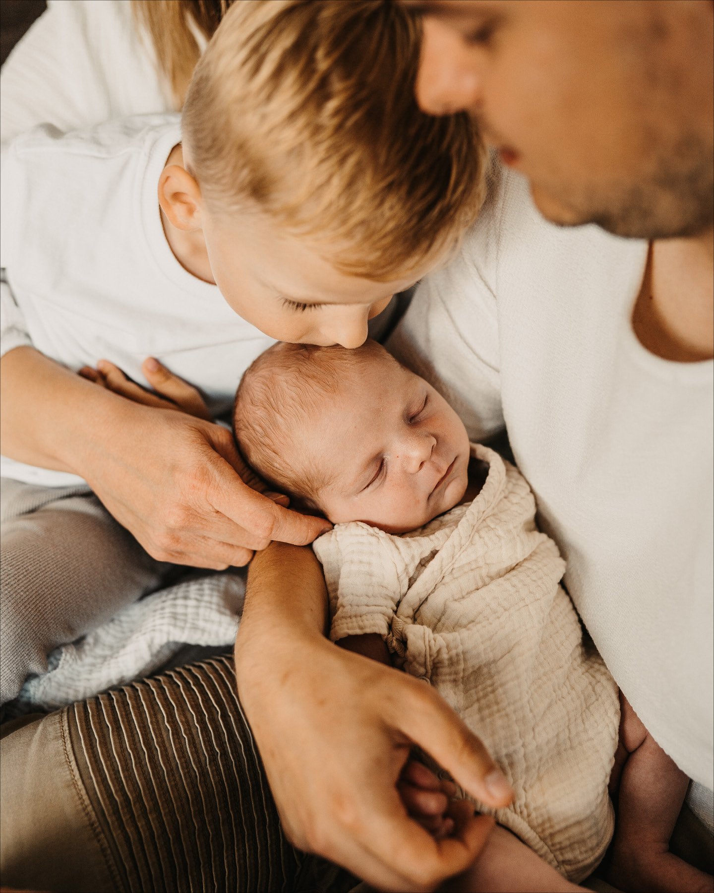 Mutter, Vater mit Baby im Arm und