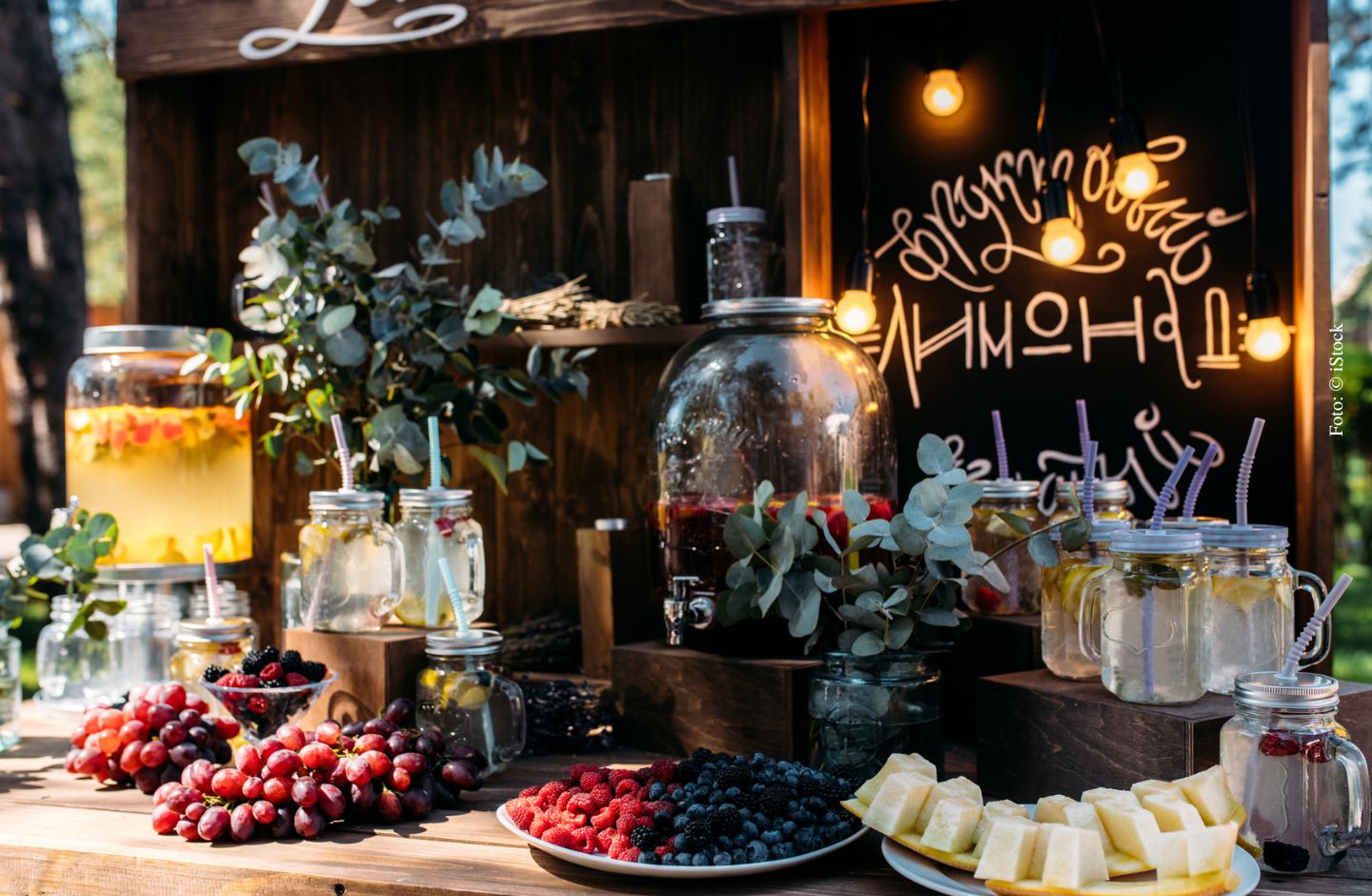 Buffet mit Getränkespendern und frischem Obst