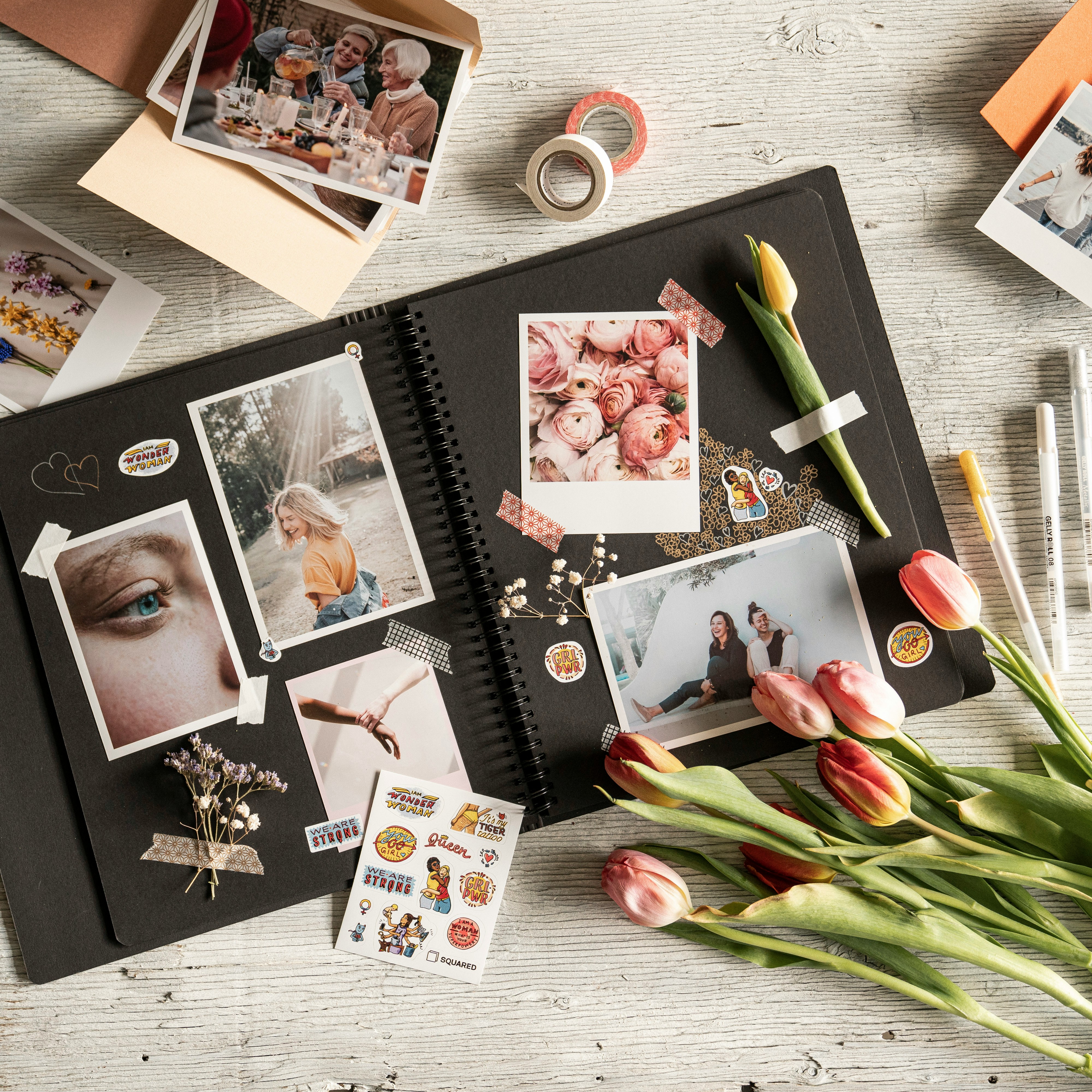 ein Tisch mit Tulpen und Bilder im Fotoalbum zum basteln