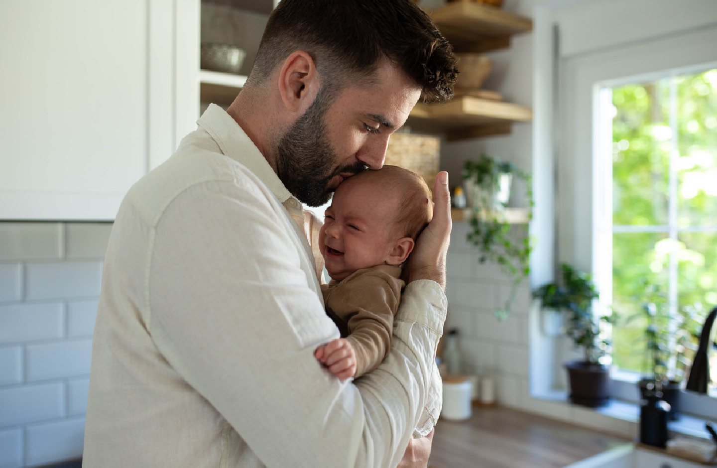 Vater beruhigt sein schreiendes Baby