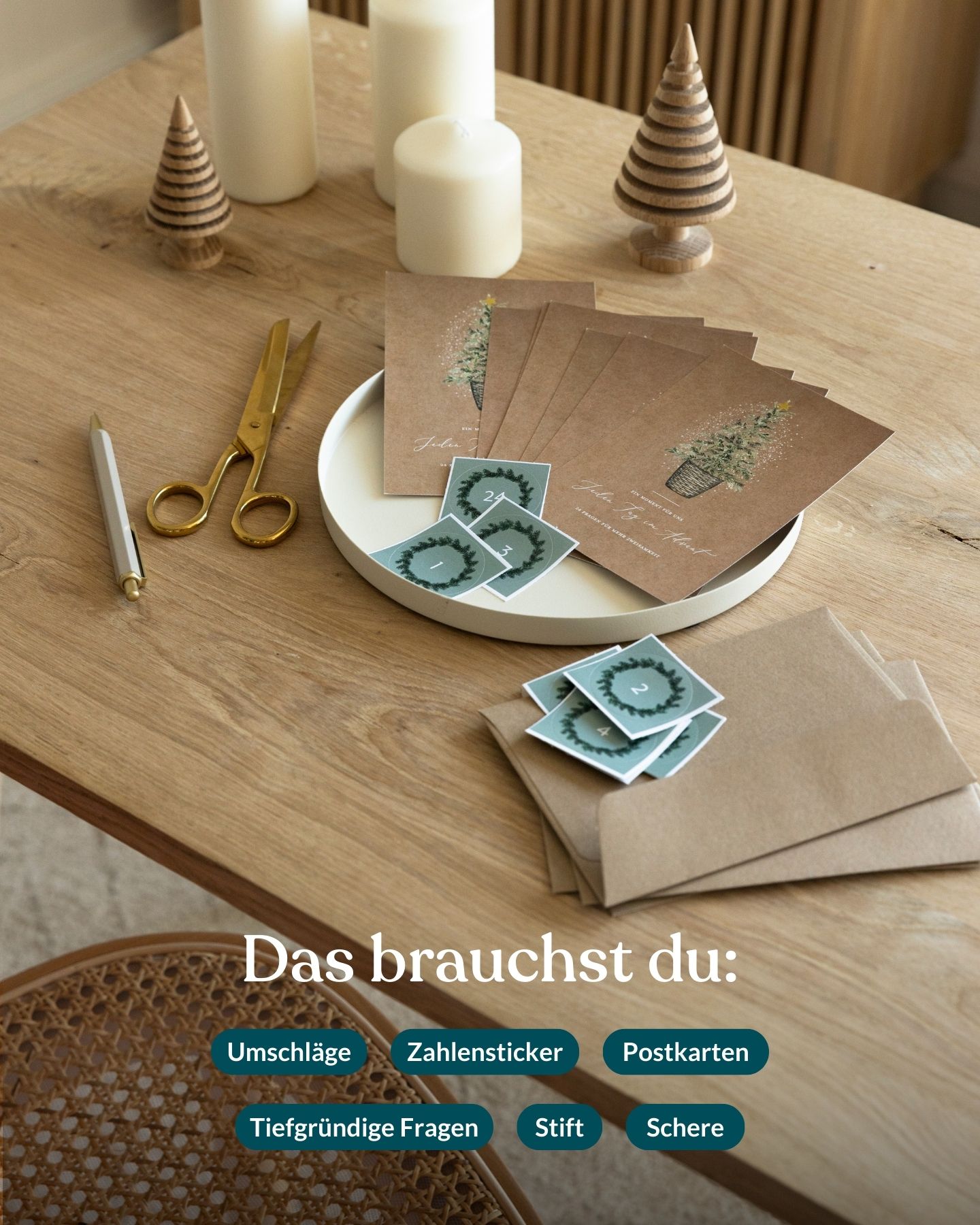 Materialien für selbst gebastelten Adventskalender für Partner liegt auf einem Holztisch