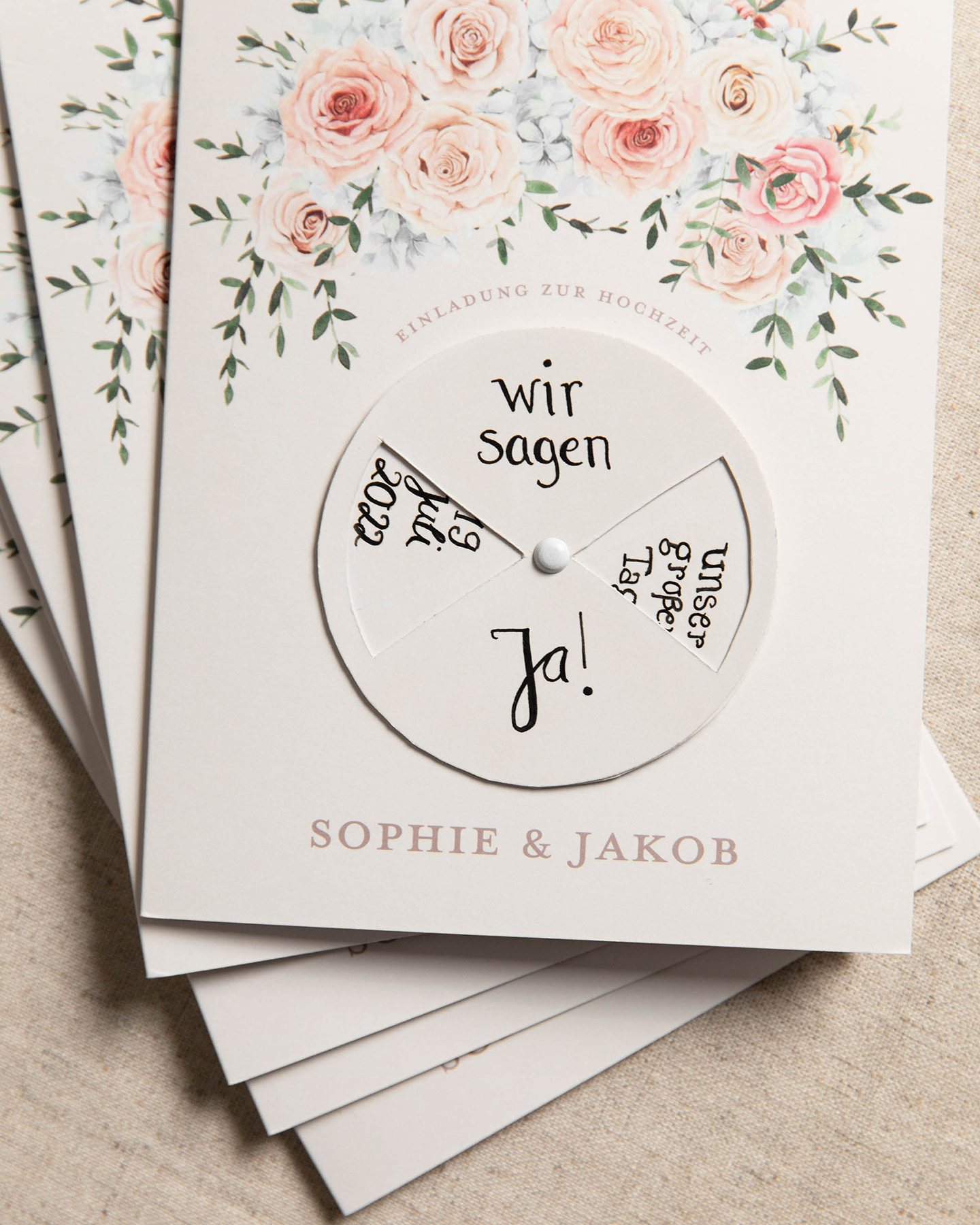 Originelle Hochzeitseinladung mit Drehscheibe selber basteln
